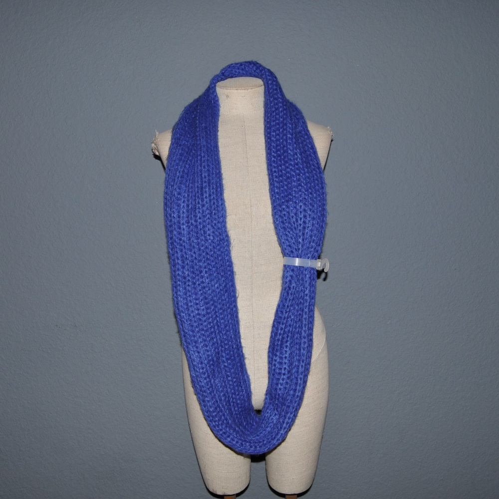 NEW Cobalt Blue Chunky Knit Infinity Scarf NWT - Picture 3 of 5
